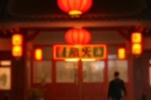 一毫米的距离剧照,手艺人工作台上的游标卡尺