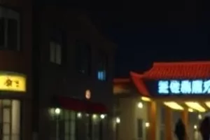 沉默调音师剧照，昏暗客厅里立式钢琴与单人背影