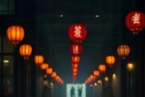 纸飞机战争剧照,操场上一群孩子举起纸飞机